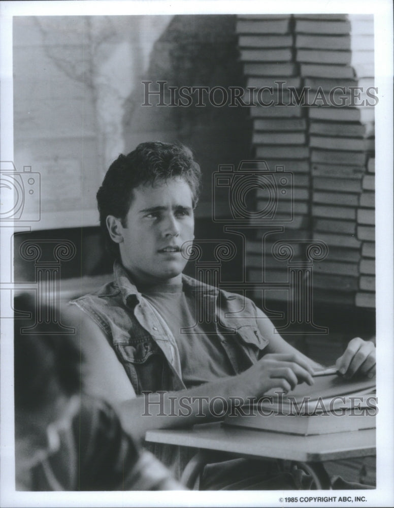 1985 Press Photo Michael Knight library sits chair pen- Historic Images