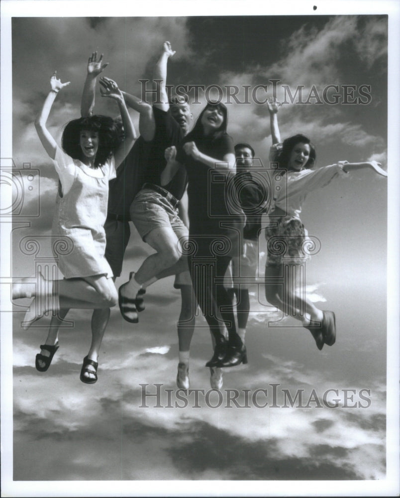 2001 Press Photo Class Reunion Drama Jump School Scene- Historic Images