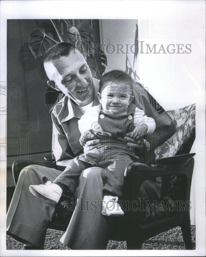 1967 Press Photo Sgt William Damon son William Jr Court- Historic Images