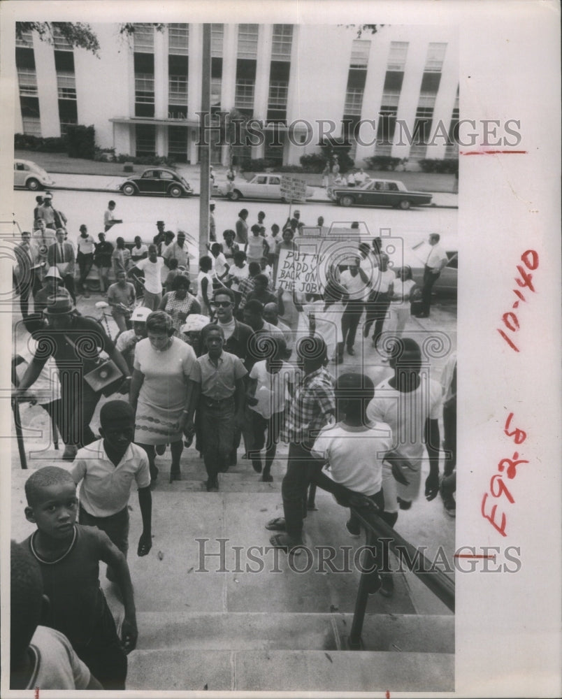 1968 Press Photo Kentucky Sen. Georgia Davis Leads Para- RSA25403- Historic Images