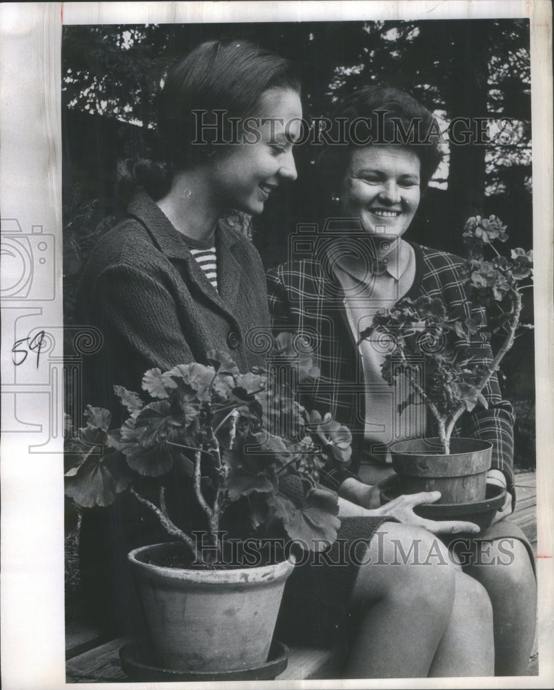 1969 Press Photo Mrs. Peter Buchan Plant Sale Denver Al- RSA27179- Historic Images