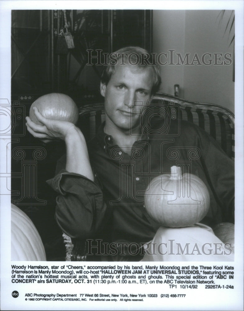 1992 Press Photo Halloween Jam Host Harrelson Pumpkins- Historic Images