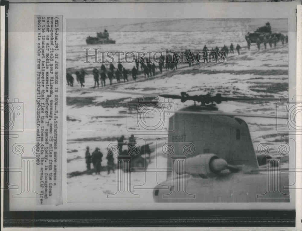 1969 Press Photo United State-Infantrymen-Across Snow P- RSA28951- Historic Images