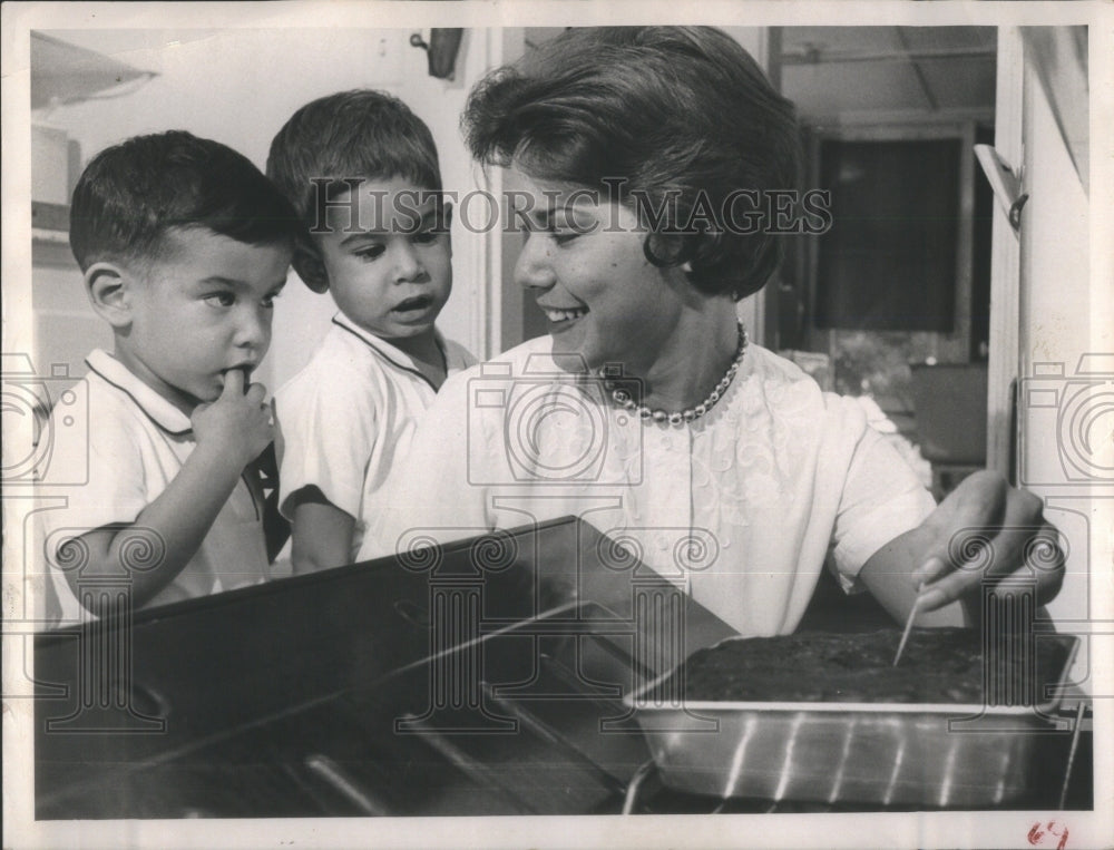 Press Photo Mrs Rudolph Son Food Snack - Historic Images