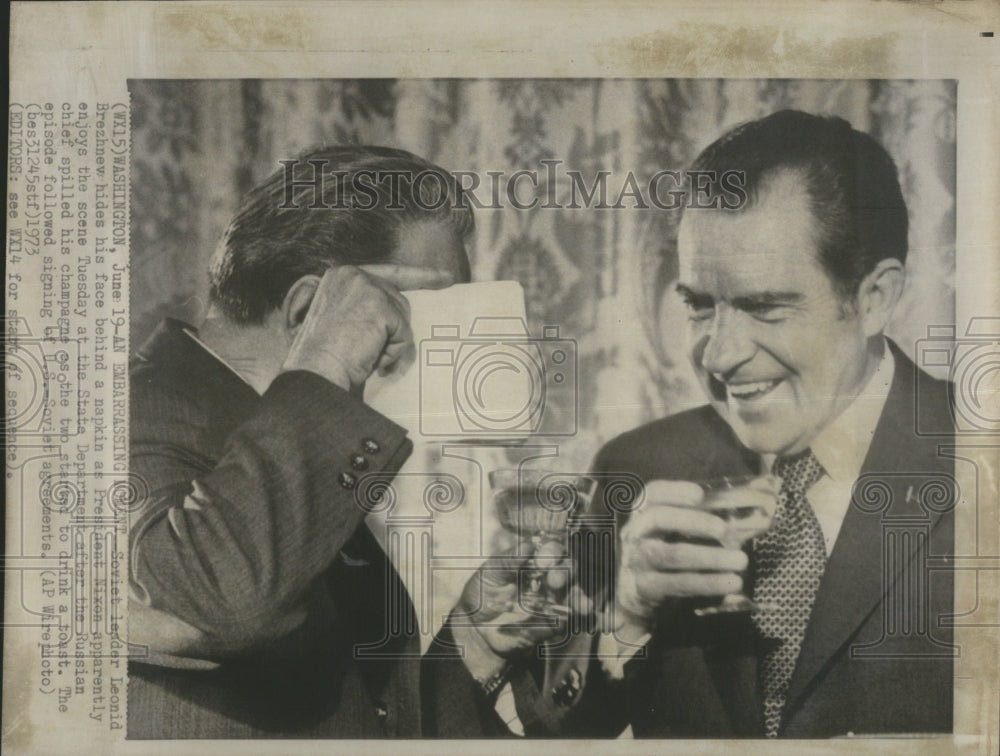 1973 Press Photo Leonid Brezhnew President Nixon hides- Historic Images