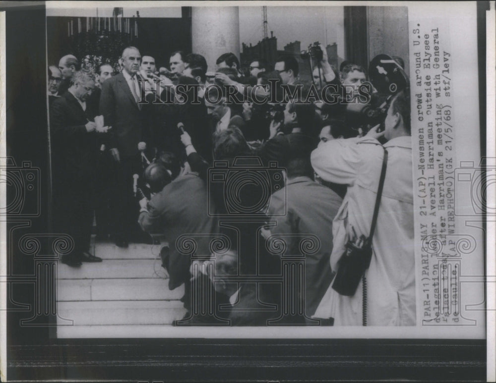 1968 Press Photo Averell Harriman &amp; Newsmen- RSA30319- Historic Images