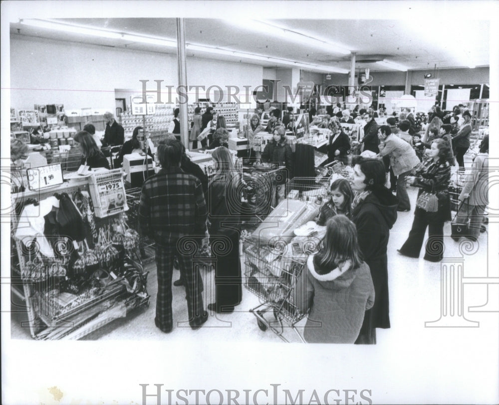 1975 Press Photo Shoppers Line Up At Chatham&#39;s- RSA30729- Historic Images