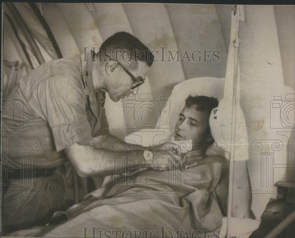 1968 Press Photo Wounded U.S. Paratrooper Purple Heart- RSA31077- Historic Images