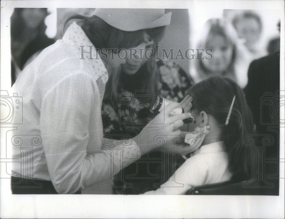 1973 Press Photo Crissy Gleason-Planning-Proactive Set-- Historic Images