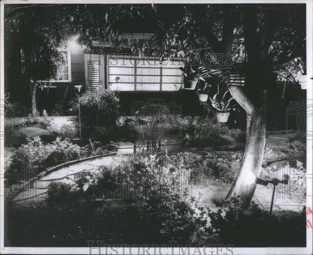 1956 Press Photo Mr. &amp; Mrs. Coleman Home Garden St. Pet- RSA31899- Historic Images