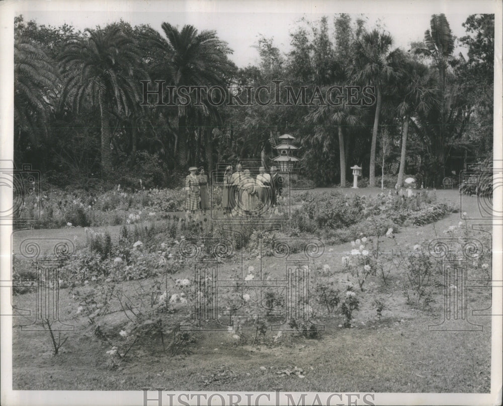 1949 Press Photo Lynn Watkins Japanese Gardens Williams- RSA31965- Historic Images