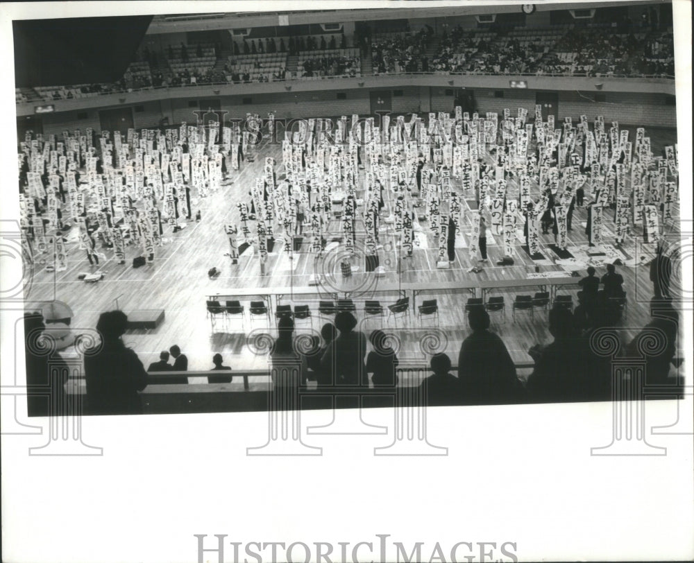 1969 Press Photo Kanji Chinese Parent Applauded Session- RSA32433- Historic Images