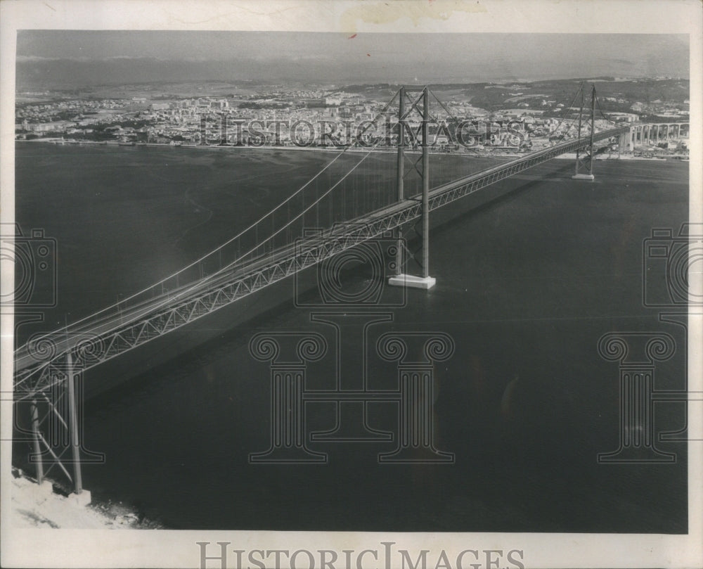 1966 Press Photo Europe Saturday Lisbon harbor Bridge - Historic Images