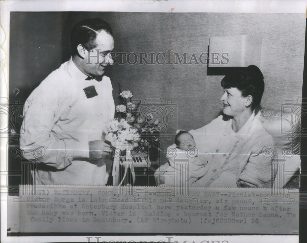 1956 Press Photo Pianist Comedian Victor Borge-Introduc- RSA33199- Historic Images