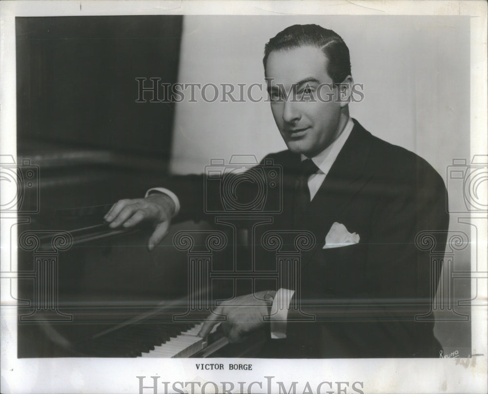 1955 Press Photo Victor Borge Rosenbaum Danish Comedian- RSA33207- Historic Images