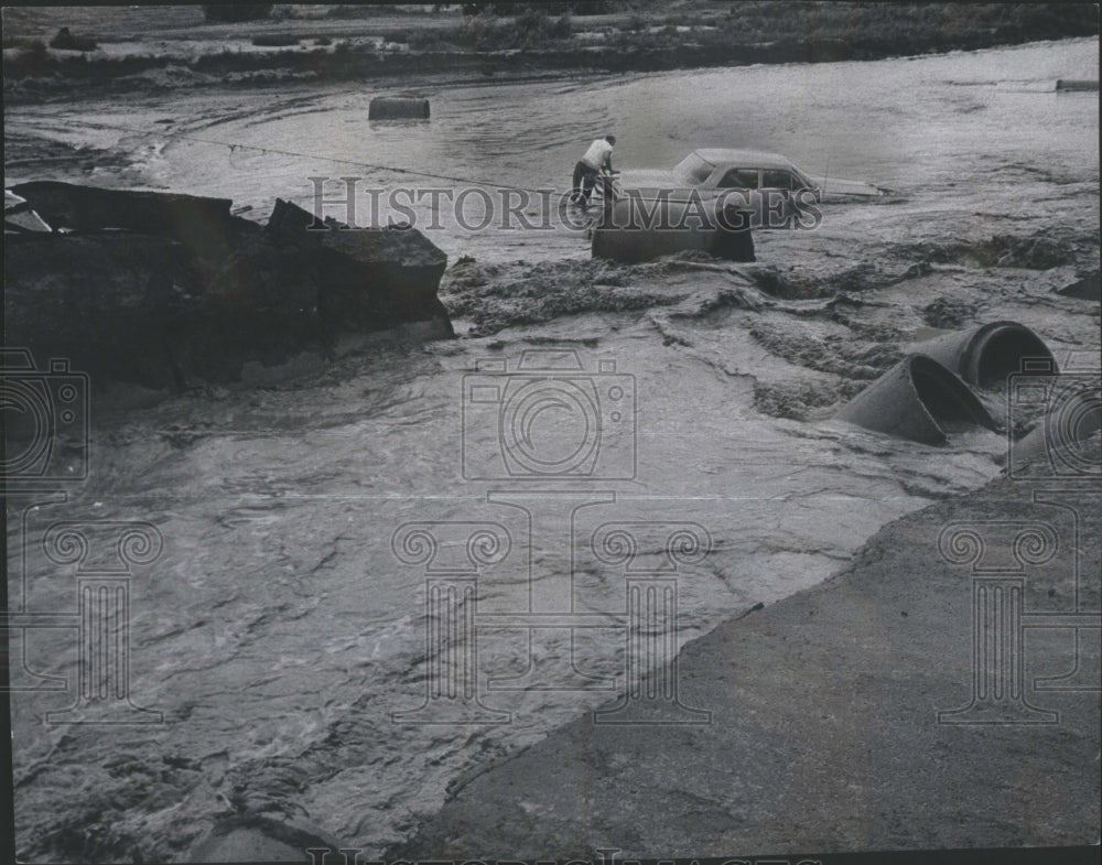 1965 Press Photo Robert Harley drives car into flood- RSA33923- Historic Images