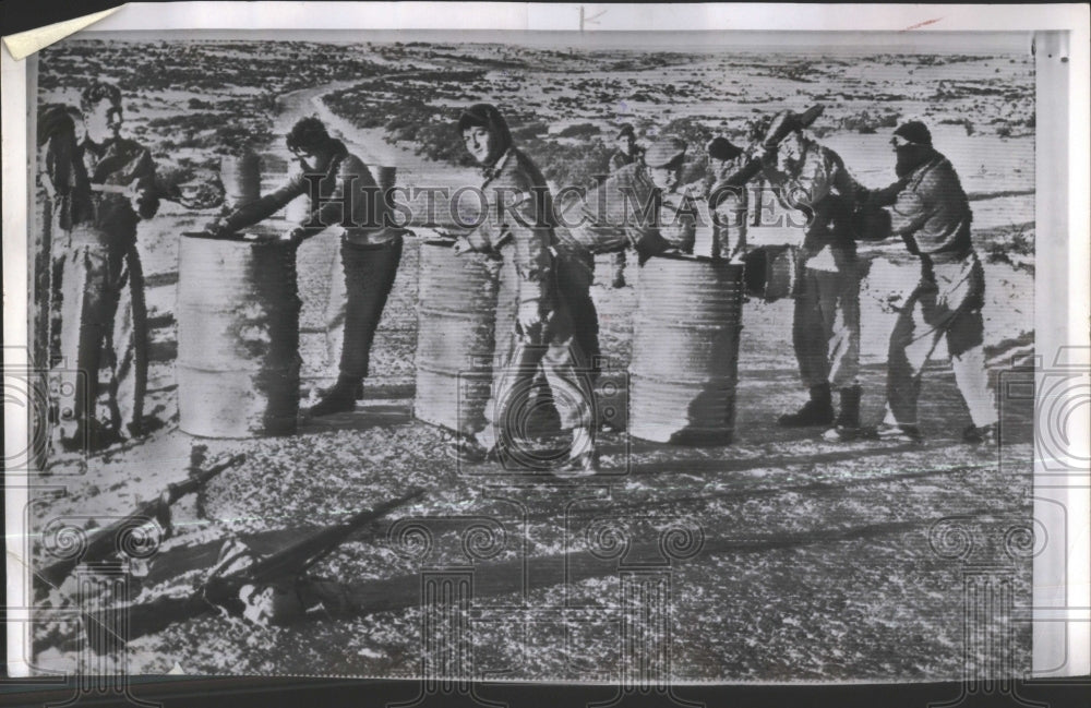 1967 Press Photo Israeli Soldiers Put Up A Road Block A- RSA33971- Historic Images