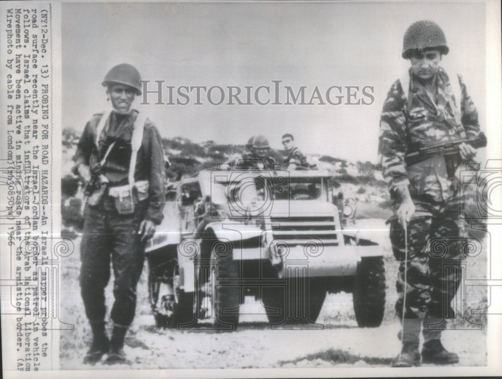 1966 Press Photo Israeli sapper probes surface Israel-J- RSA33983- Historic Images