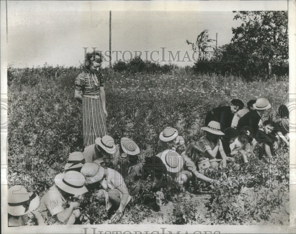 1941 Press Photo French School Children direction teach- RSA35563- Historic Images