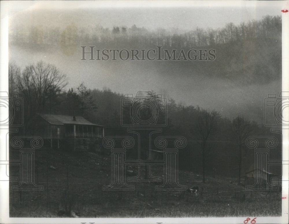 1965 Press Photo Fog hangs over Hillside Home where Far- RSA35901- Historic Images