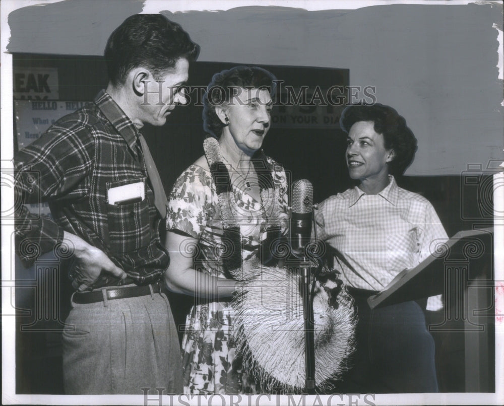 1956 Press Photo Beth McNeely Rob Allan Audience Member- RSA36233- Historic Images