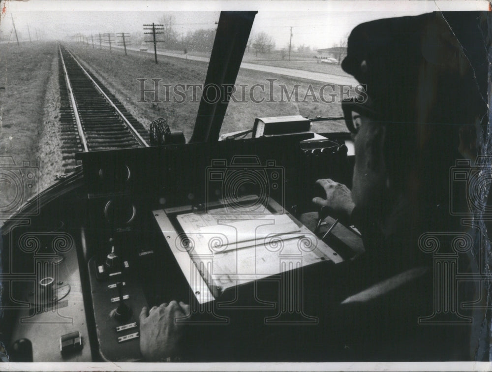 1974 Press Photo Railroad Track Man Train - Historic Images