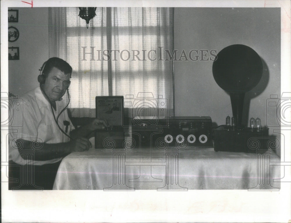 1970 Press Photo Carl Weaks Antique Radios Photograph C- Historic Images