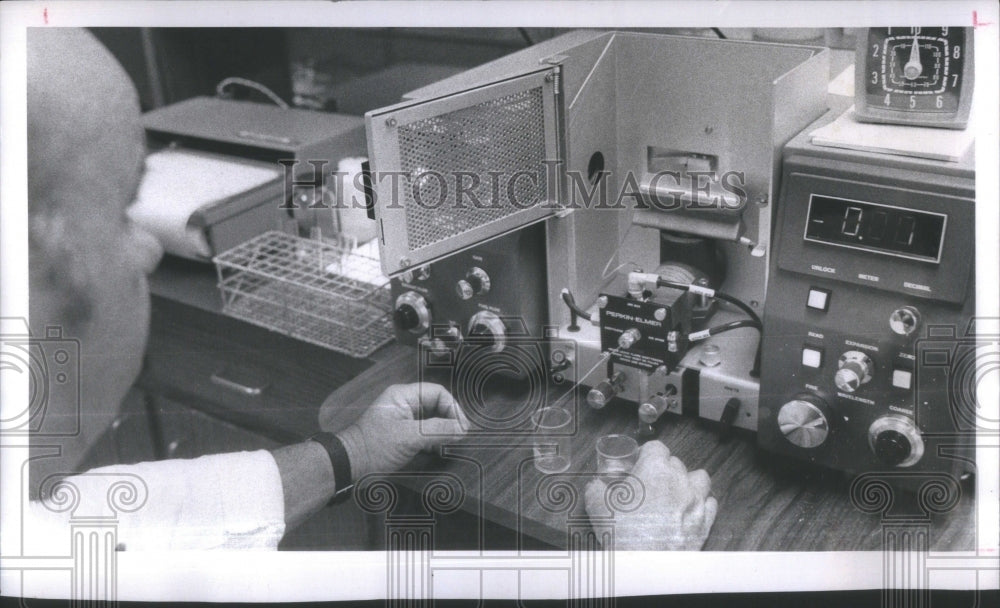 1974 Press Photo Atomic Absorption Spectrophotometer- Historic Images