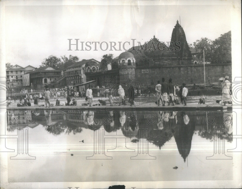 1936 Press Photo Jumni River Meerut Hindus Casting Ashe- RSA37115- Historic Images