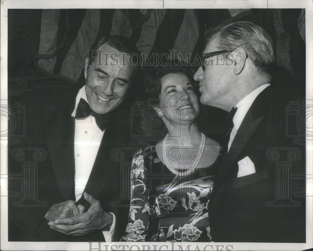 1976 Press Photo Senator Robert Dole, Wife, Rockefeller- RSA38379- Historic Images