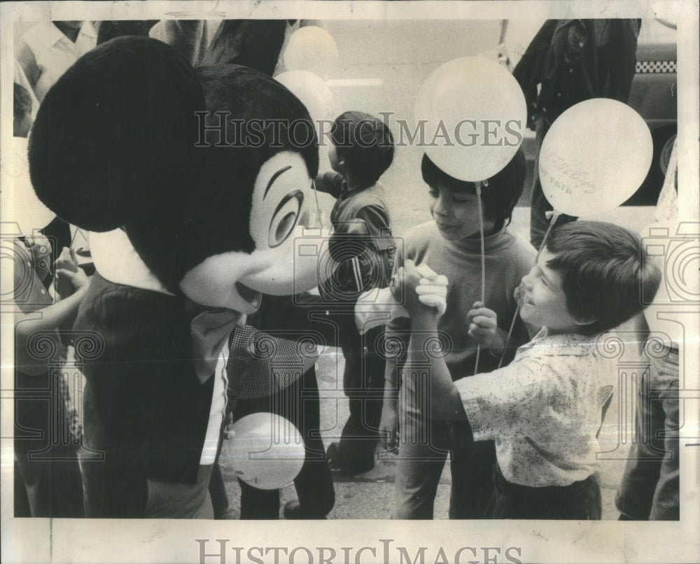 1975 Press Photo STATE STREET COUNCIL PEOPLE WEEK- RSA38951- Historic Images