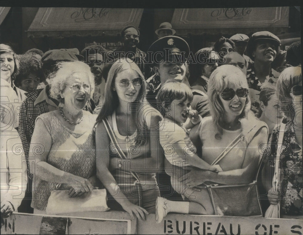 1975 Press Photo spectators models roller skate Los Ang- RSA39089- Historic Images