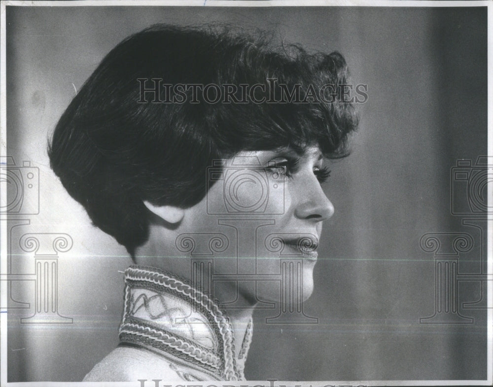 1976 Press Photo Short Bouncy Hair Cut Profile Picture- RSA39809- Historic Images