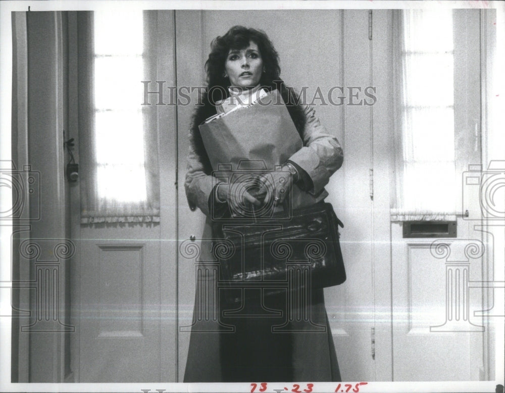 1985 Press Photo Actress Kidder Holding Groceries Door- RSA39915- Historic Images