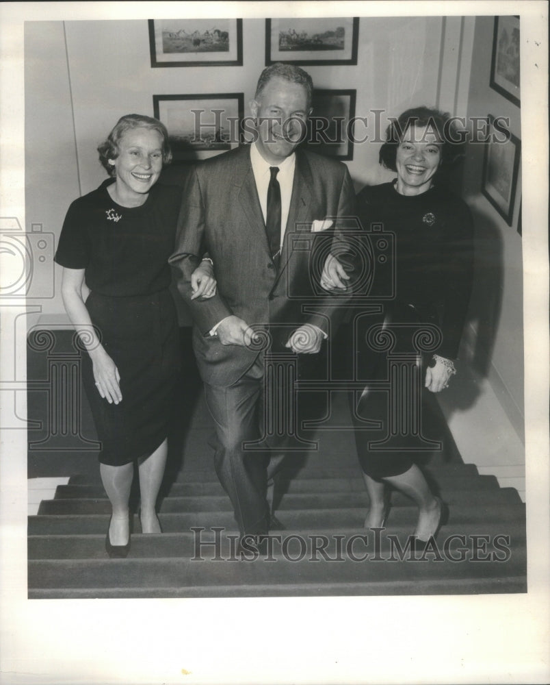 1965 Press Photo Traveler&#39;s Aid Annual Meeting Winner- RSA40925- Historic Images