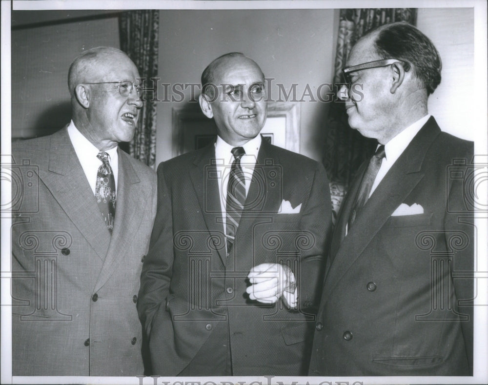1955 Press Photo JOHN KUBIK DRAKE HOTEL CHICAGO- RSA43667- Historic Images