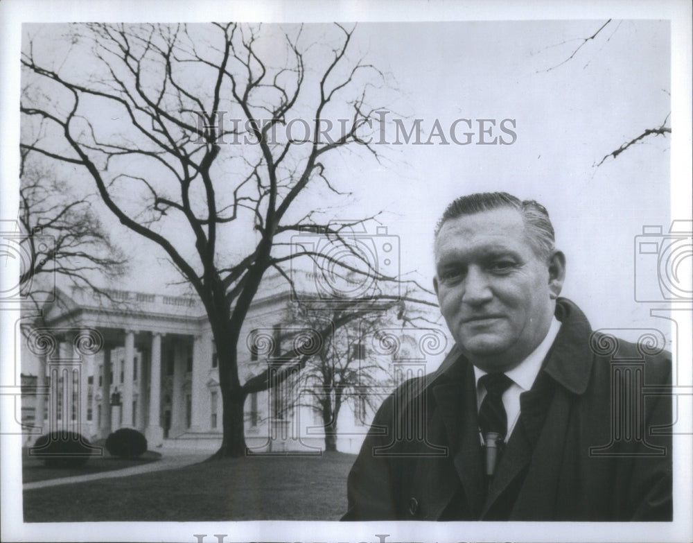 1928 Press Photo Bill Lawrence wears suit pose house - Historic Images