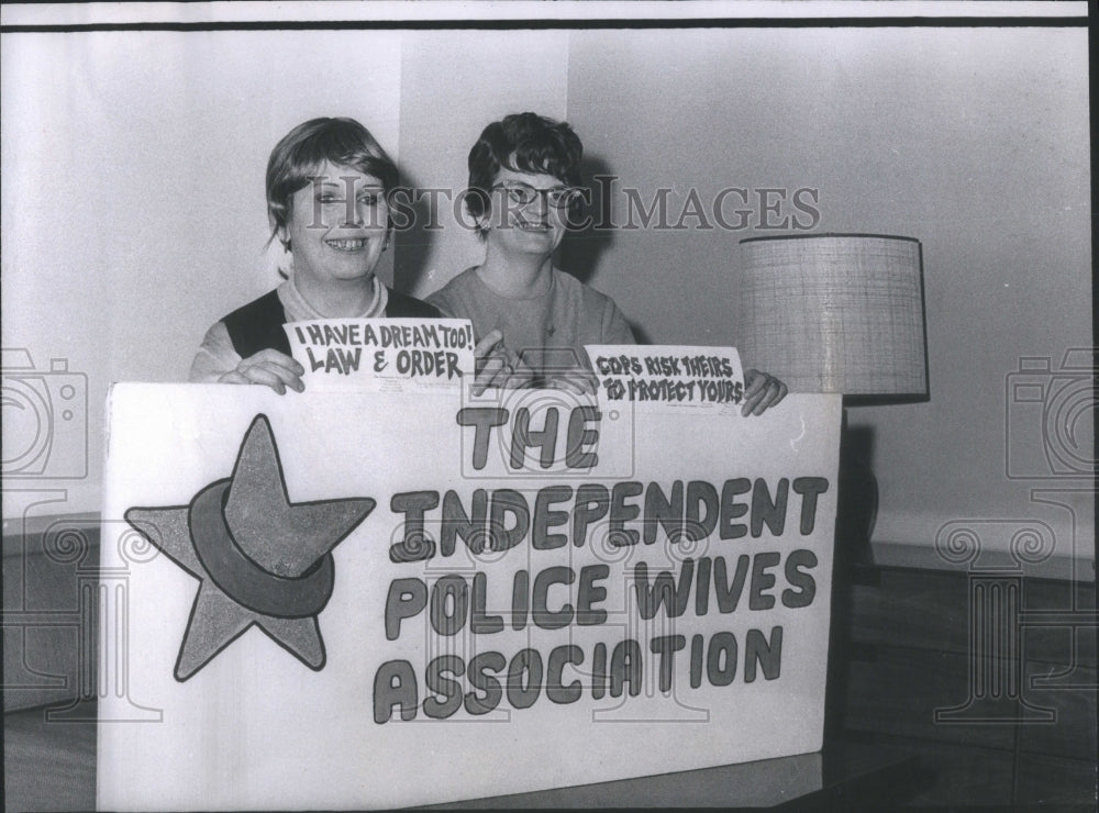 1971 Press Photo Mrs Margie Kuznistky Mrs Donna Struck- RSA44851- Historic Images