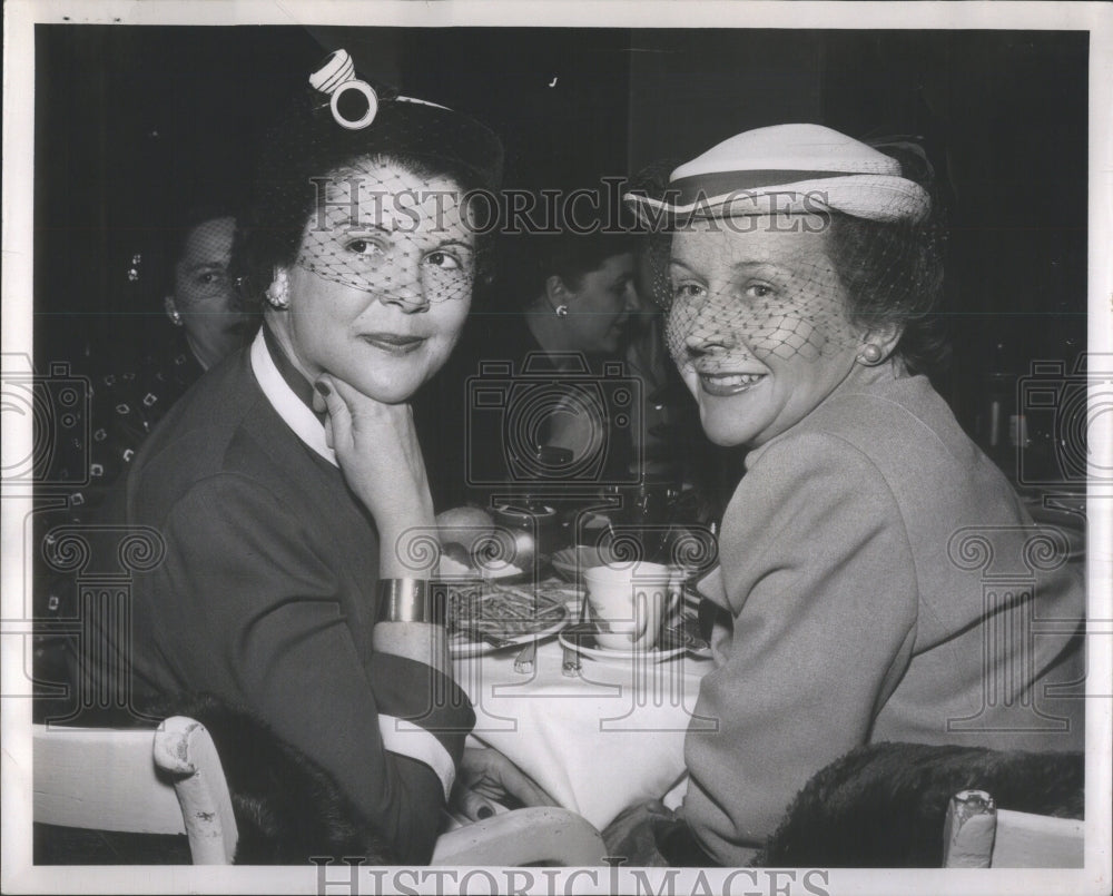 1953 Press Photo Mrs. Laadt Pillbox Mrs Kaska Straw- RSA45123- Historic Images