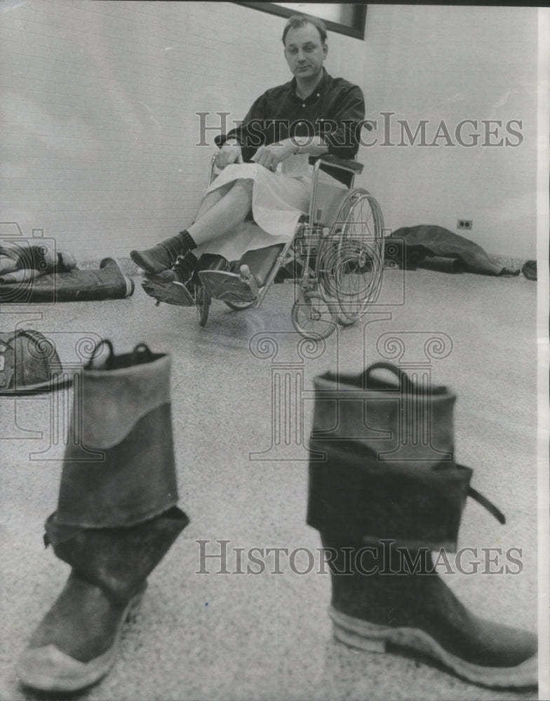1966 Press Photo Wheel Chair Anne Hospital Frank Injury- RSA47367- Historic Images