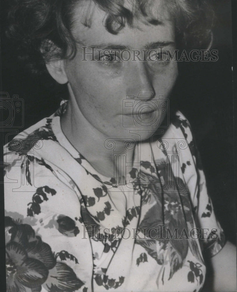 1945 Press Photo Mrs Myrtle Kubon close up feels sad - Historic Images