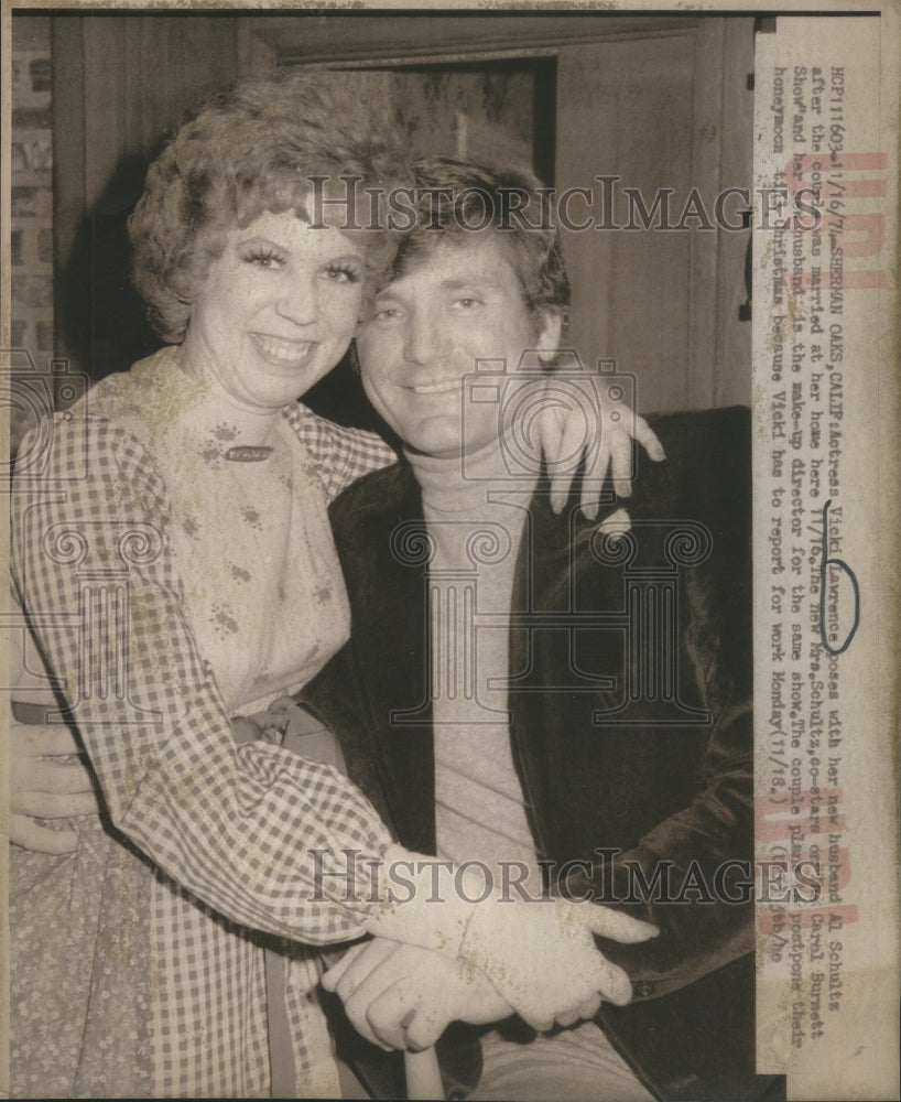 1974 Press Photo Actress-Vicki Lawrence Poses-Husband A- RSA47957- Historic Images