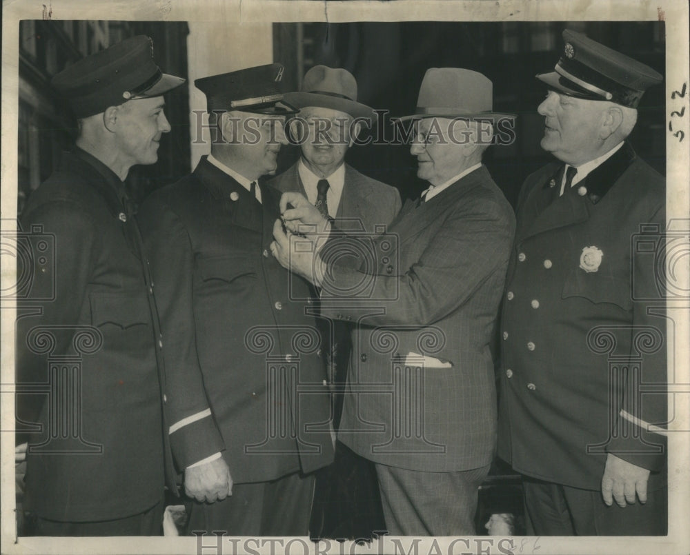 1948 Press Photo Fireman Harold Shortall Carter Award- RSA49103- Historic Images