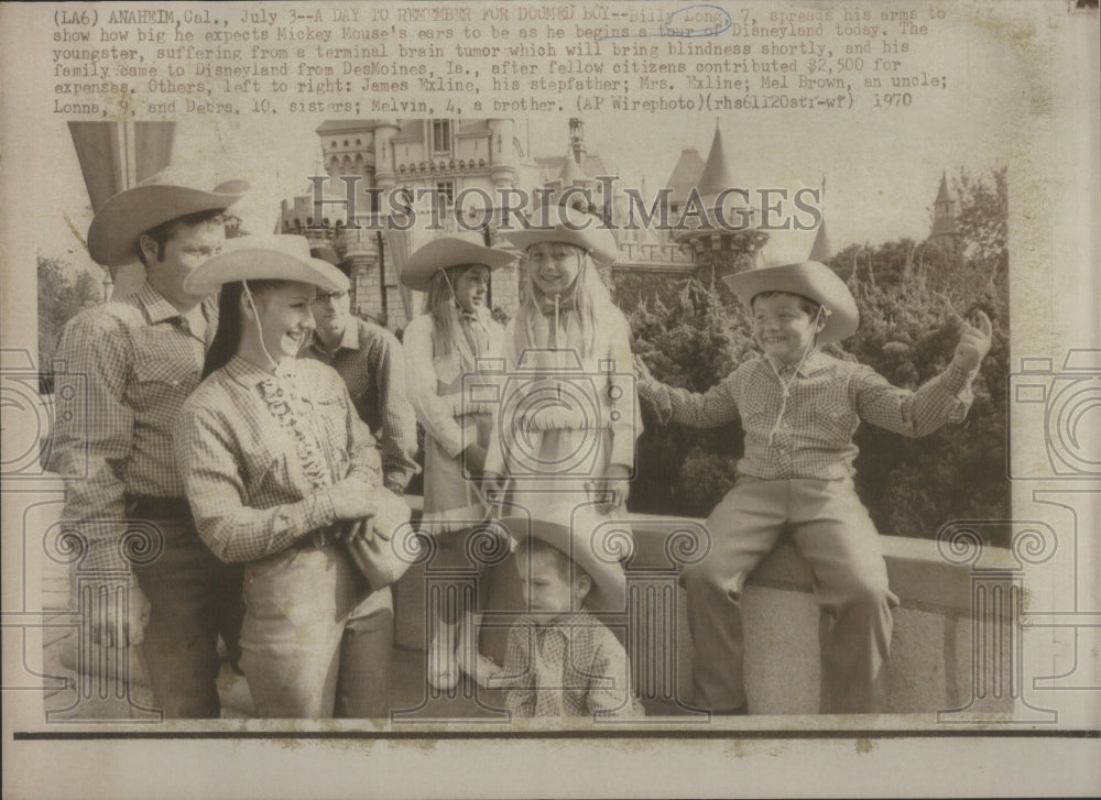 1970 Press Photo Billy Long Spread Arm Mickey Mouse- RSA49597- Historic Images