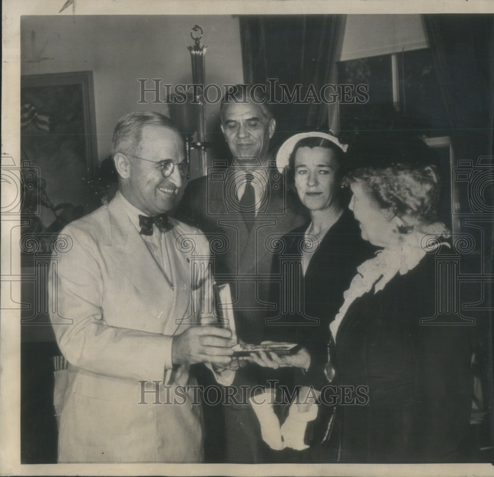 1945 Press Photo Mrs Frank Knox Truman medal Navy merit- RSA49673- Historic Images