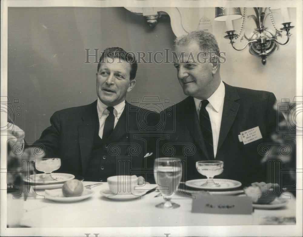 1964 Press Photo Lester Knight Chicago Travelers Aid- RSA49747- Historic Images