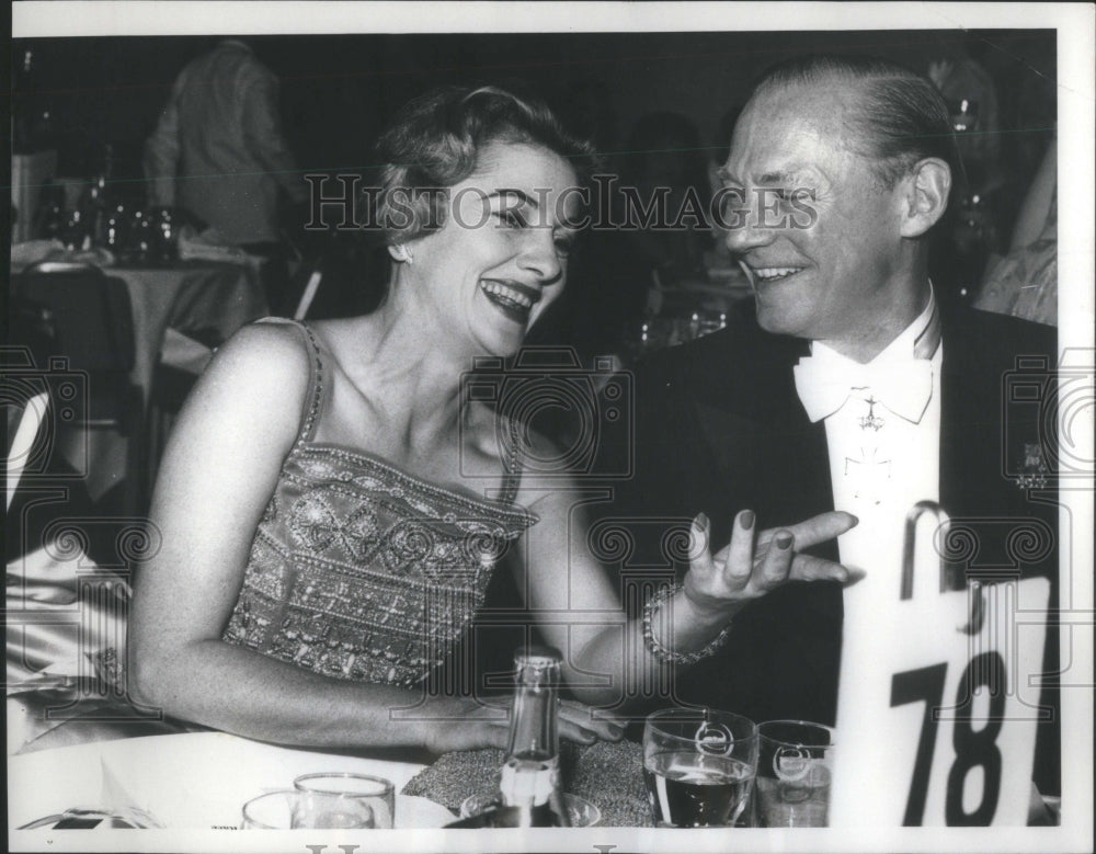 1960 Press Photo Joan Fontaine Kield Gustav Knuth Ball- RSA49887- Historic Images