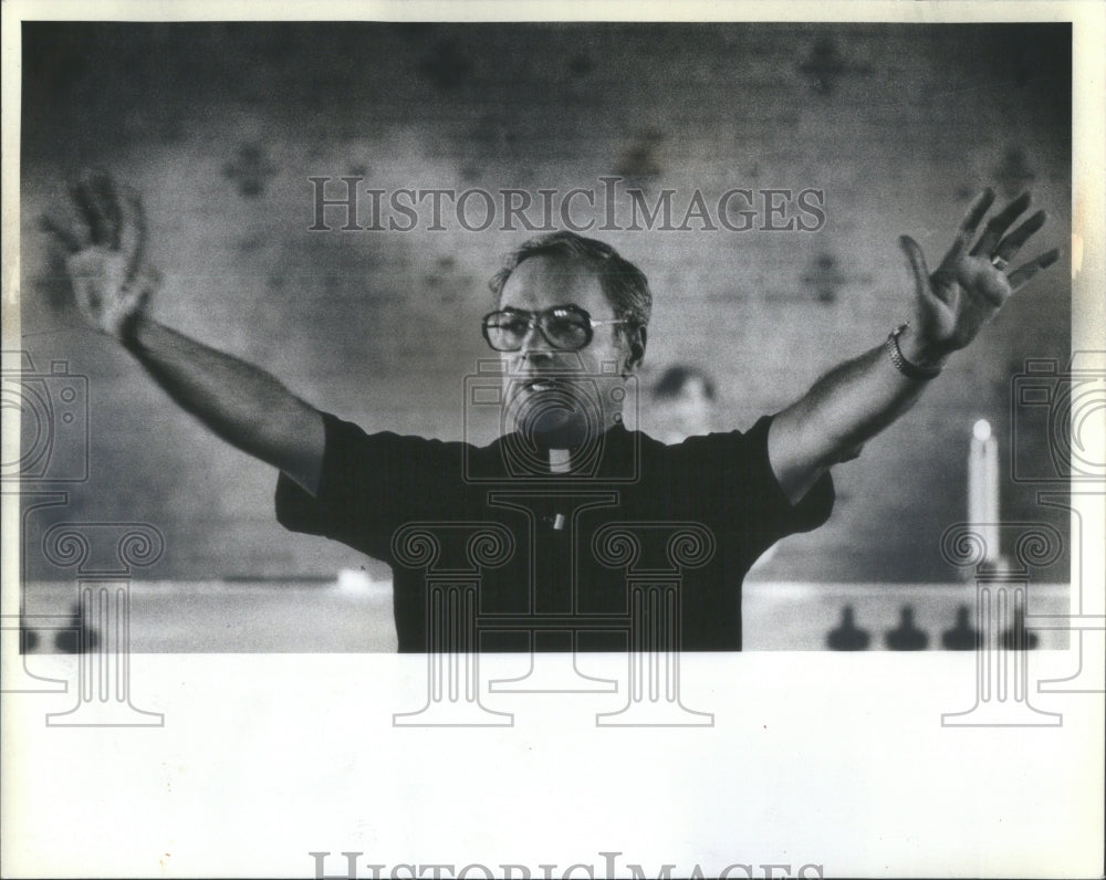 1981 Press Photo Father Dennis Kelleher of St. Pius X C- RSA50953- Historic Images