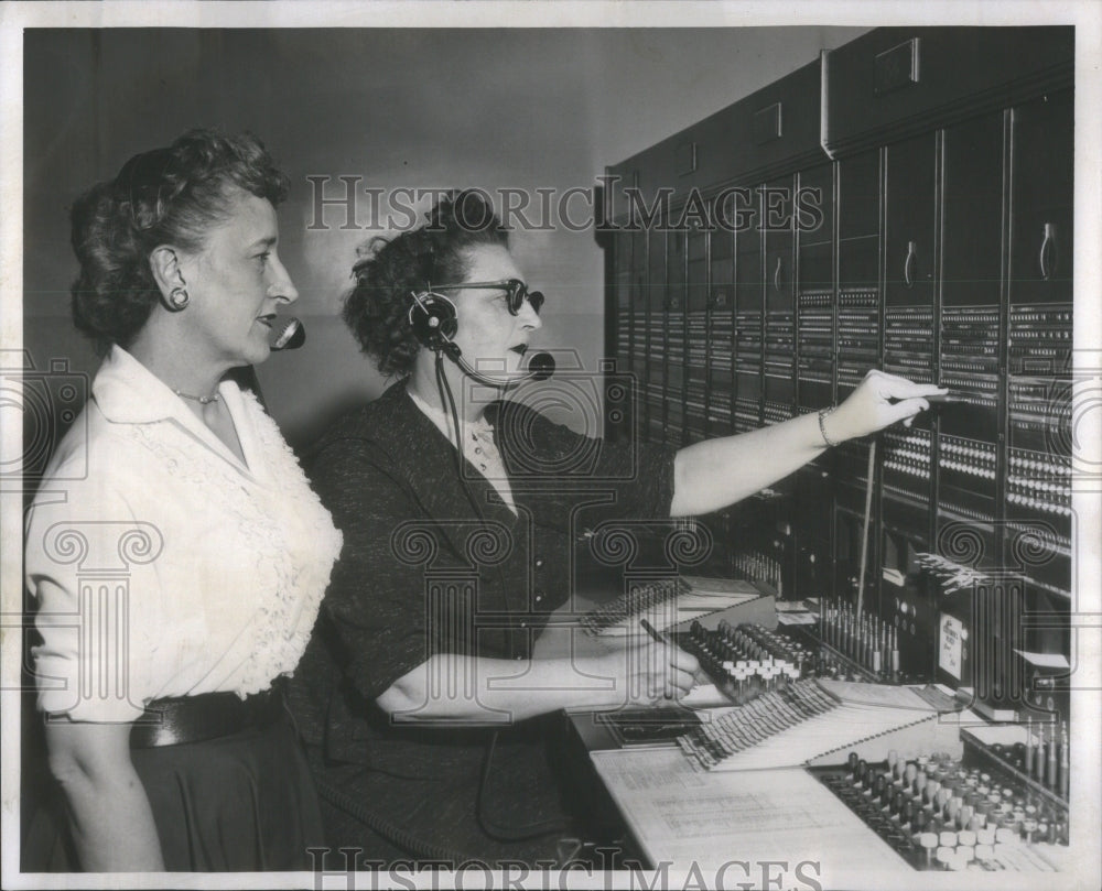 1958 Press Photo Miss Folrence Kossak Mrs Ann Moran Heroines switch board- Historic Images