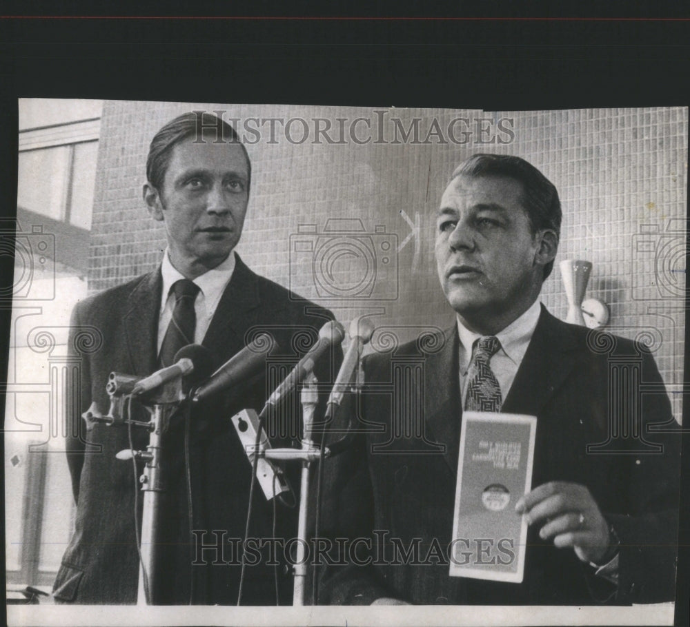 1971 Press Photo Politicians Bill Rentchler and John H.- RSA51495- Historic Images